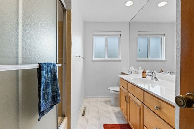 Building Photo - Steilacoom Split Entry