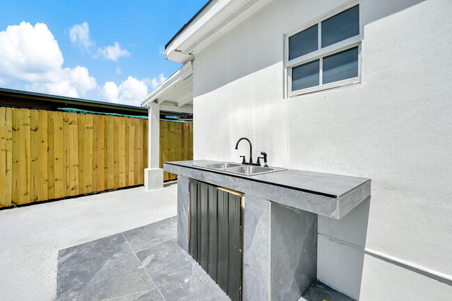 Building Photo - 4040 SW 108th Ave