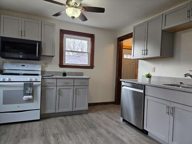 Building Photo - Small in Size, Big on Charm – Updated 1 Bed Home on East Oberlin!