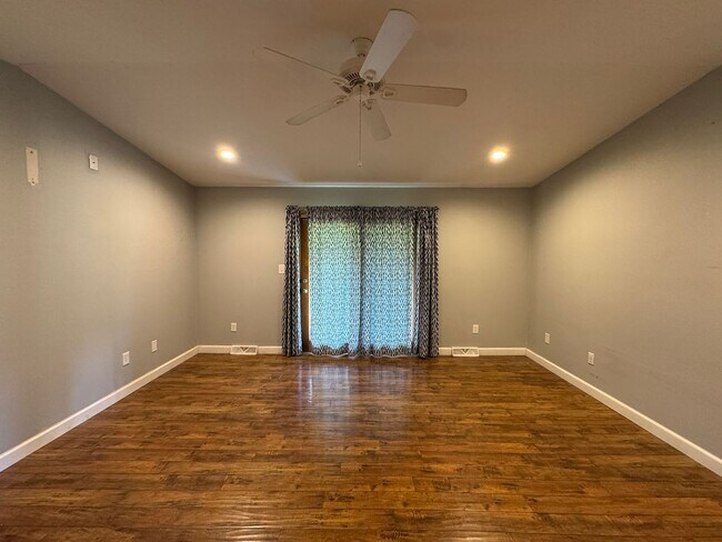 Building Photo - 3 Bedroom house