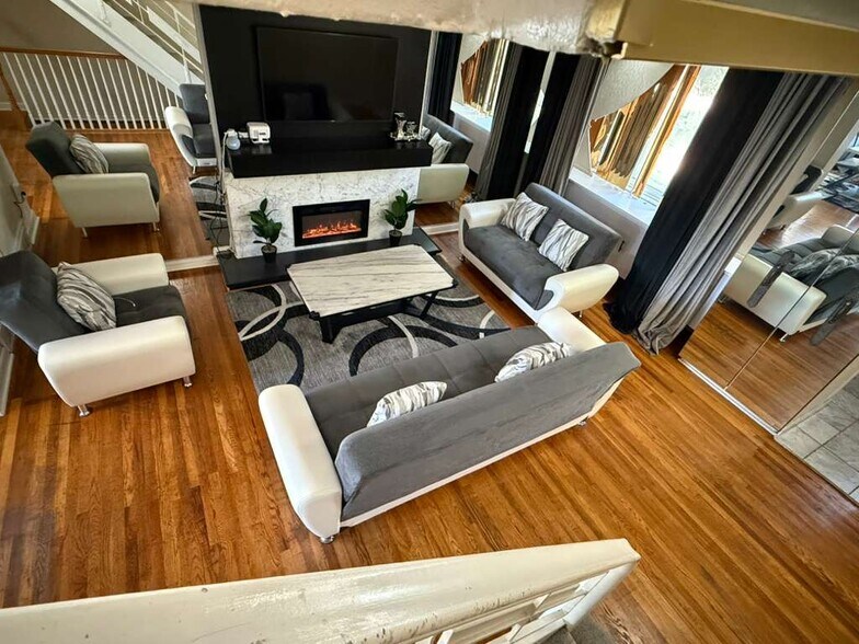 Building Photo - 114 E Colonial St