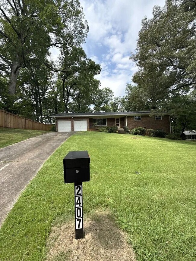 Building Photo - 2407 Summerland Dr