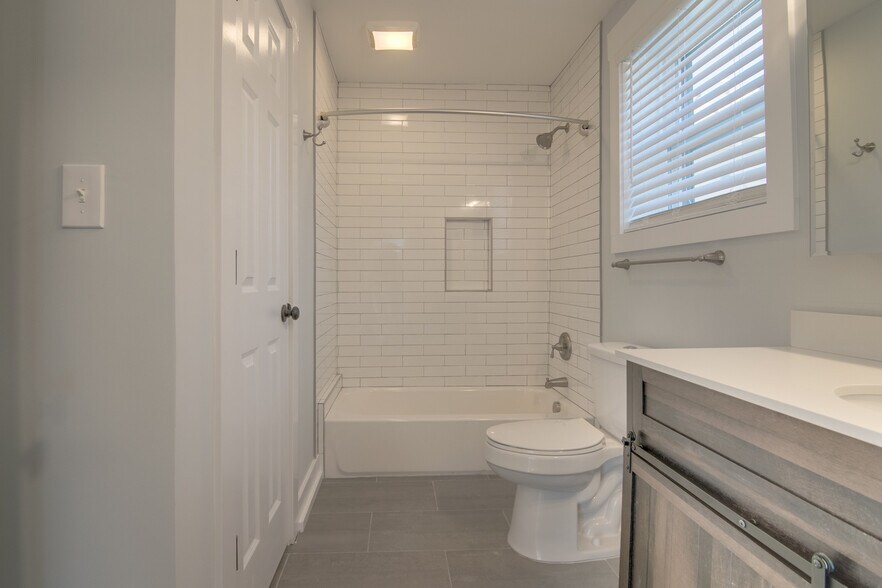 Guest Bath - 515 flint st