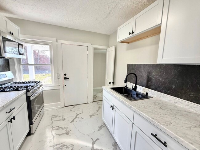 Building Photo - 924 Spring Ave NE