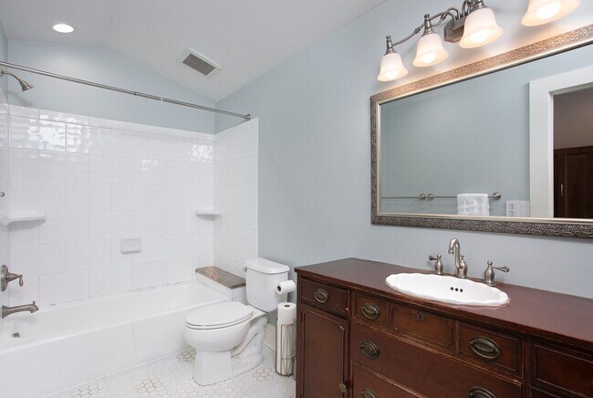 Building Photo - Gorgeous Historic 3 bed 2 bath at Golden B...