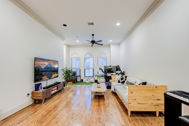 Building Photo - 3105 Fairdale Oaks E