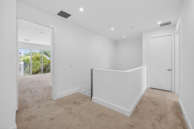 Building Photo - 1044 NE 18th Ave