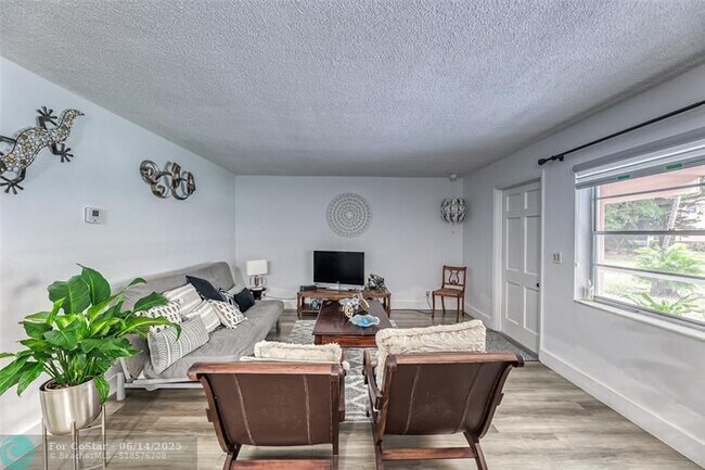 Building Photo - 200 NE 12th Ave