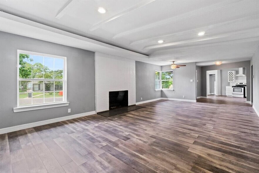 Building Photo - 1910 Danube Dr