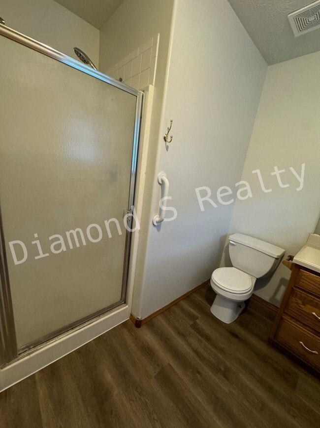 Building Photo - 3 Bedroom Home Located in Established Neighborhood!