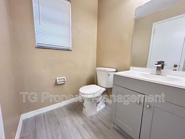 Building Photo - 467 Lombard St