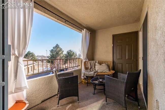 Building Photo - Maintenance free 2 bedroom, 2 full bath condo! Upper unit