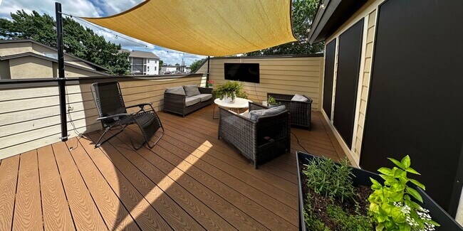 Building Photo - 6723 Eastridge Dr