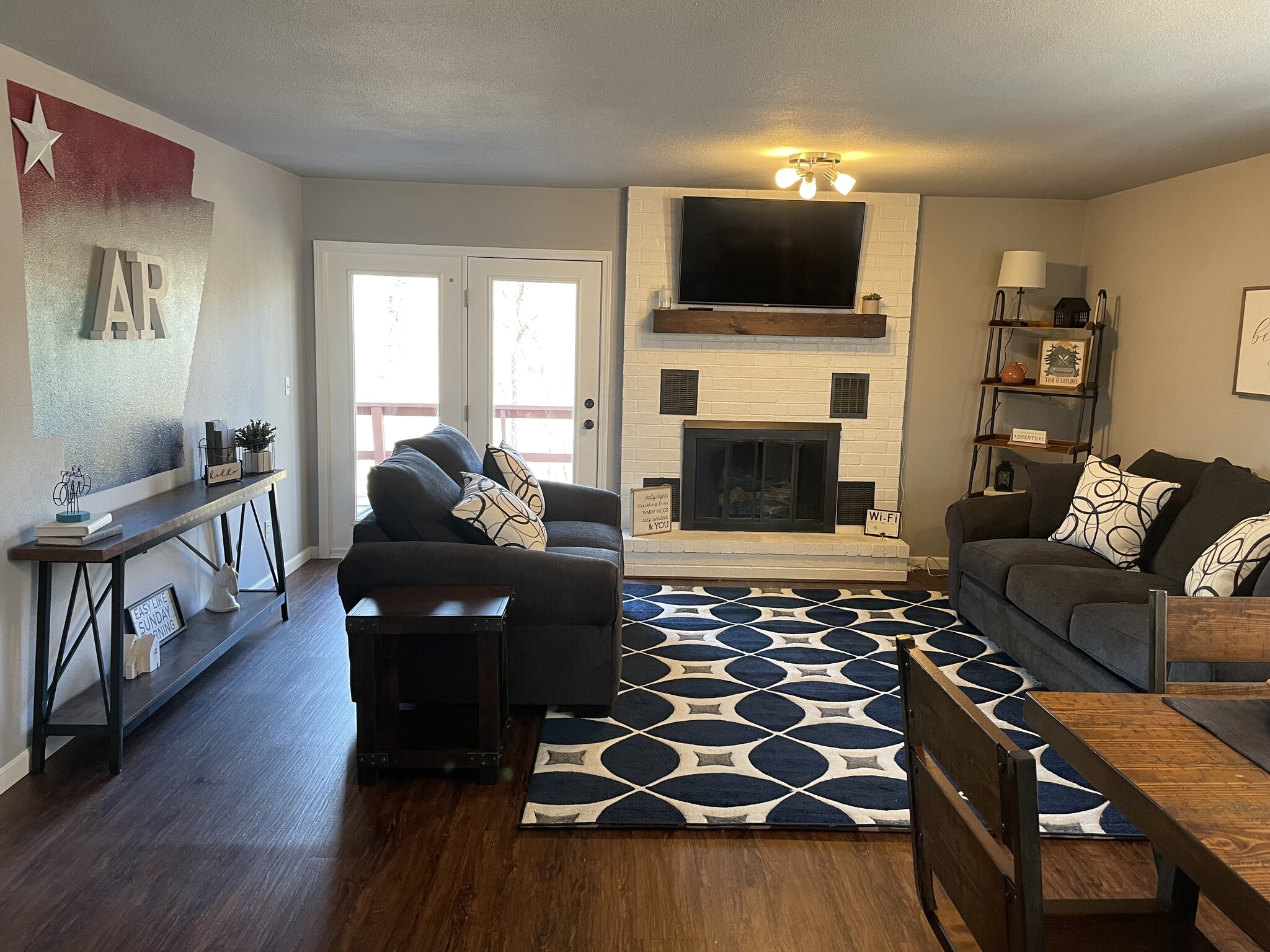 Living - 2300 Oakwood Ave