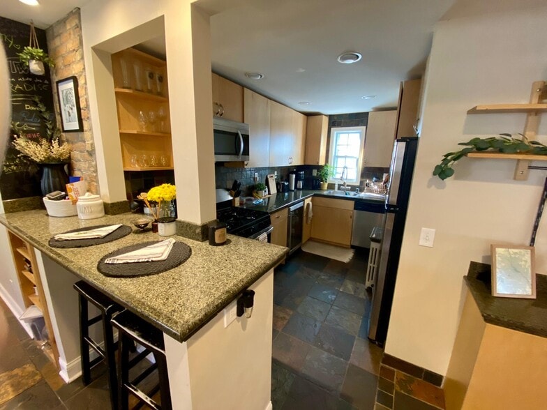 Unit 1 - 4538 Wentworth Ave