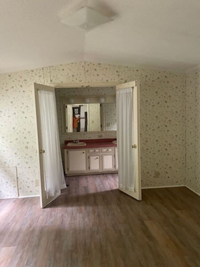 Building Photo - Two Bedroom Mobile Home in Quiet Setting