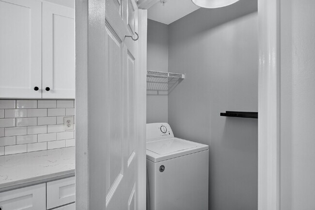 Building Photo - 3rd Floor Condo in Merer Point
