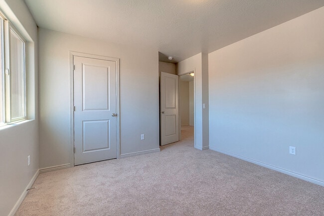 Building Photo - 4 Bedroom End Unit in Sienna Hills! Small Dog Friendly!