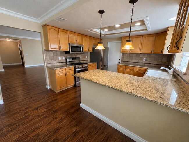 Building Photo - 606 Pinecrest Ln