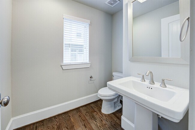 Building Photo - 253 W 27th St