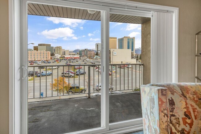 Building Photo - Perfect Downtown Furnished 1 BR Apartment