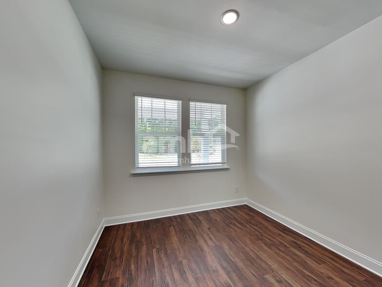 Building Photo - 9510 Riverbend Village Dr