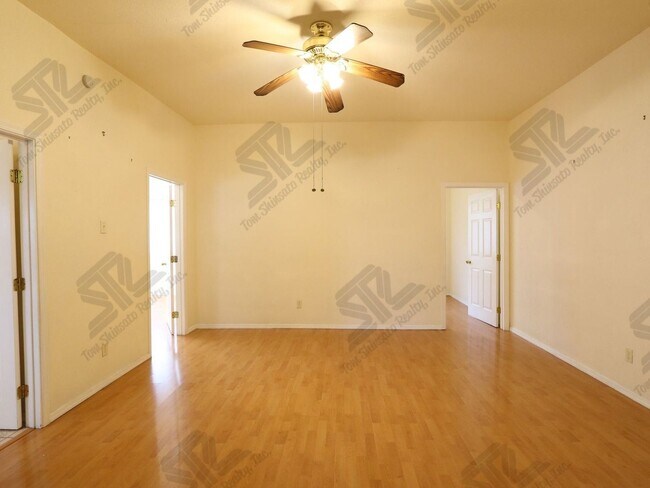 Building Photo - 1095