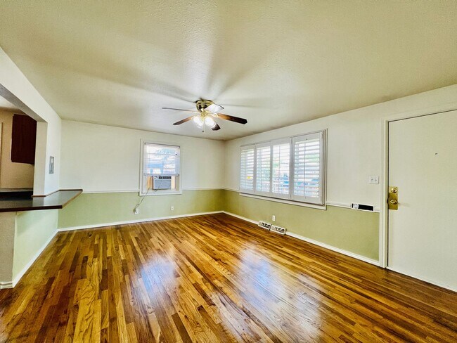 Building Photo - $0 DEPOSIT OPTION. CLASSIC CHARACTER MEETS COMFORT: 2-BED, 1-BATH IN AN INVITING TRIPLEX