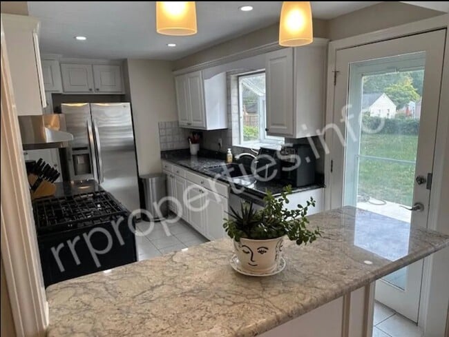 Building Photo - 2309 W 79th Terrace