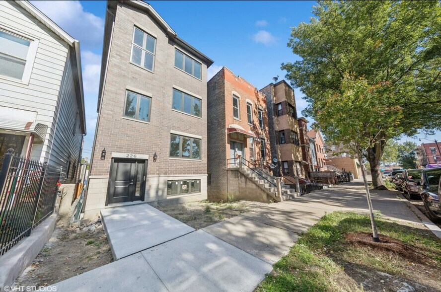 Building Photo - 226 W 24th St