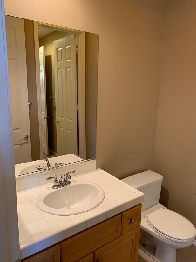 Building Photo - $1,000 Off First month's Rent - Lovely hom...