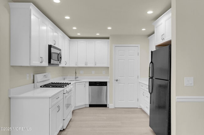 Building Photo - 895 Raleigh Dr