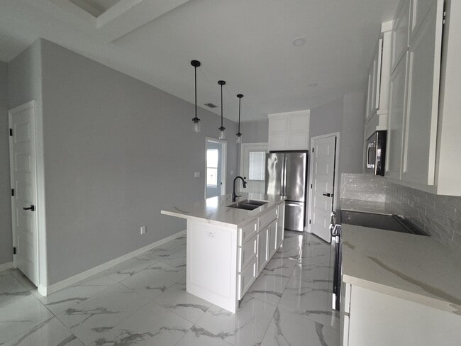 Building Photo - 1604 W B St