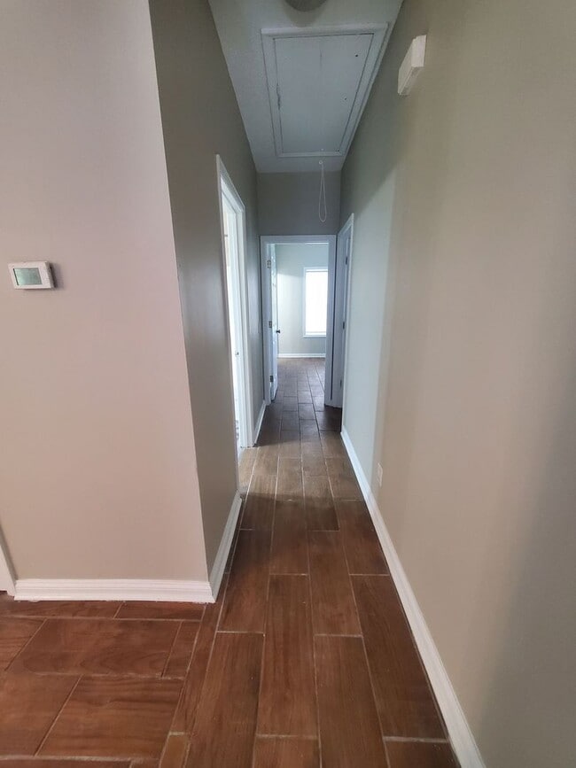 Building Photo - Charming 3 bedroom in a well-established n...