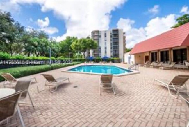 Building Photo - 3301 N Country Club Dr