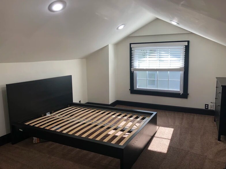 Building Photo - 629 N College Ave