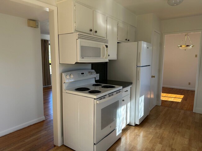 Building Photo - New listing! Beautifully maintained home in convenient location