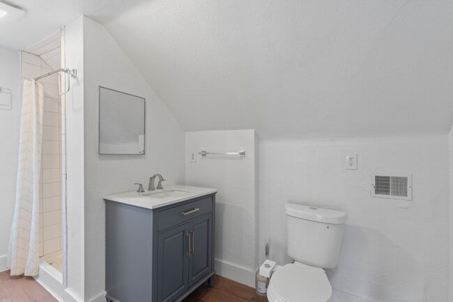 Building Photo - Historic Charm Meets Modern Living – Spacious 6-Bedroom in Prime KC Location! $3900.00