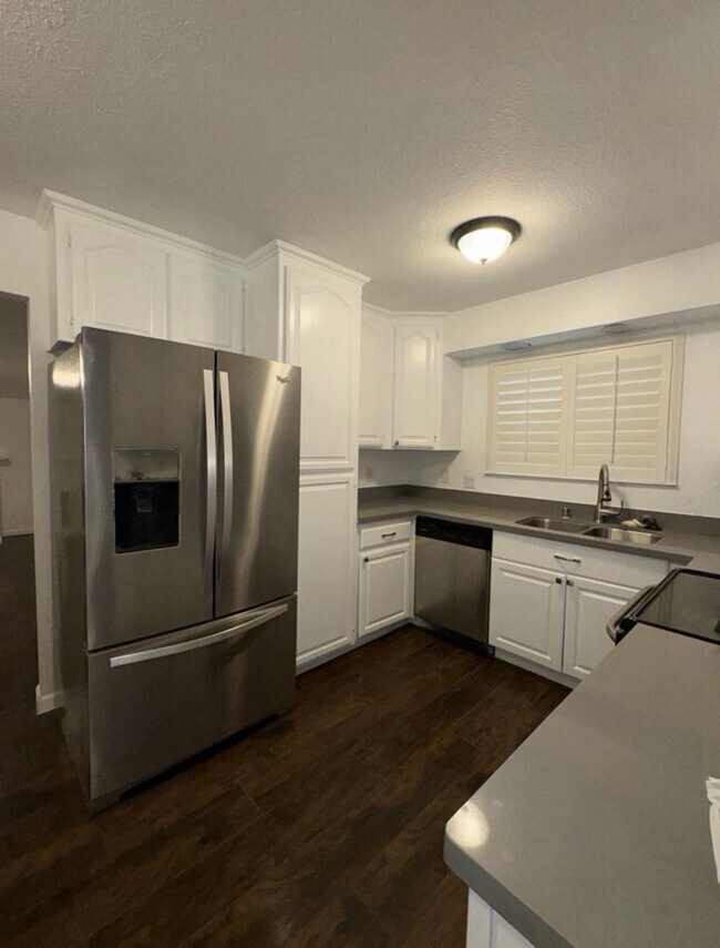 Building Photo - Beautifully Updated 3 Bed, 2 Bath House