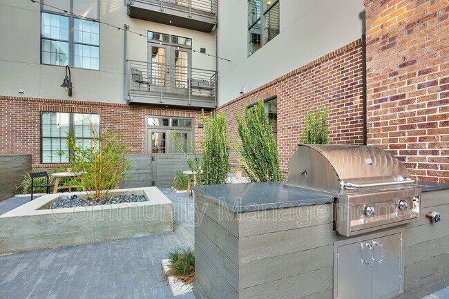Building Photo - 333 E Boyd Dr