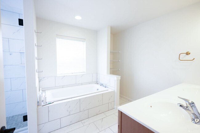 Building Photo - 245 Hollyhock Dr
