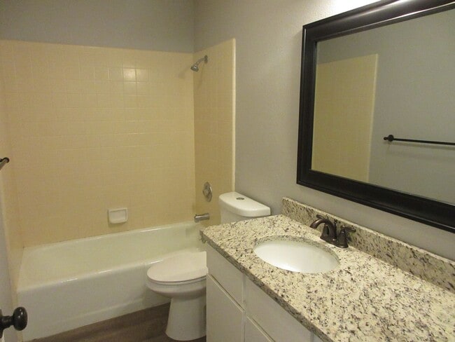 Building Photo - 2 bed, 1 ba twinhome with attached garage