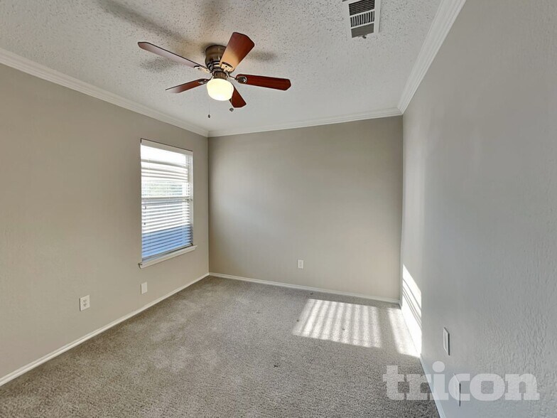 Building Photo - 304 Dakota Dr