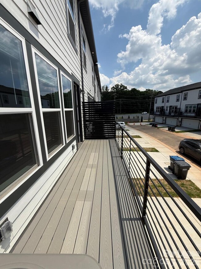 Building Photo - 2143 Hawksworth Ln