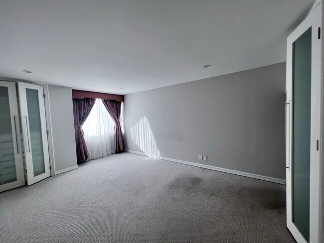 Building Photo - 10751 Wilshire Blvd