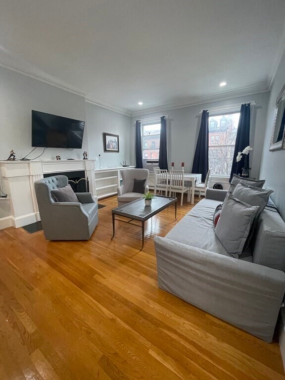 Building Photo - 450 Beacon St