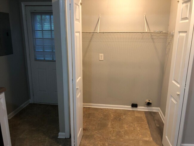 Building Photo - Cute,Belmont-Mt Holly home close to everything