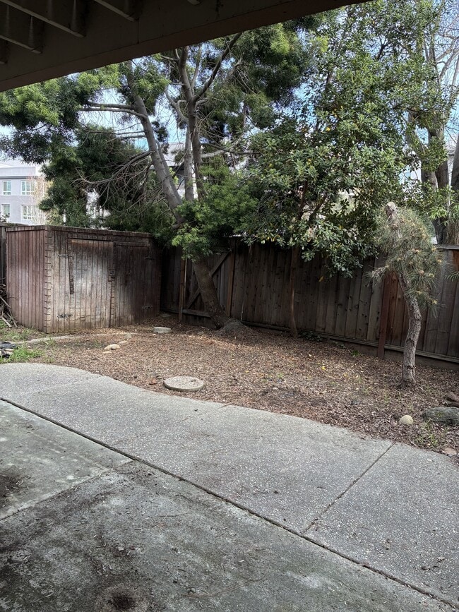 Building Photo - 1065 Huntington Common