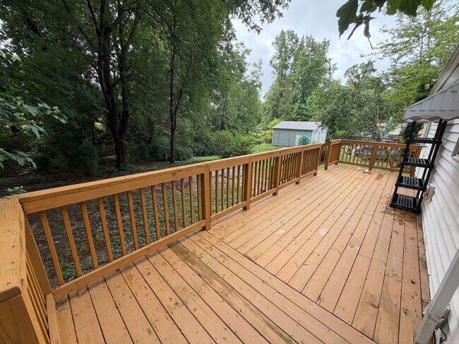 Building Photo - 3bd/2ba House in Jackson Park w/ Large Den, Back Porch, & Fenced Back Yard