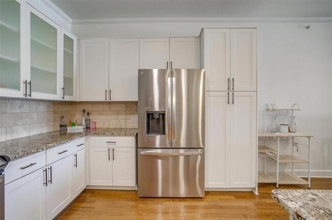 Building Photo - Totmnville